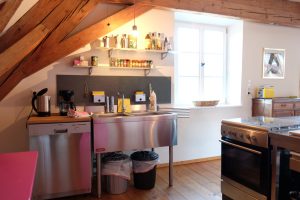 Küche einer Ferienwohnung komplett eingerichtet